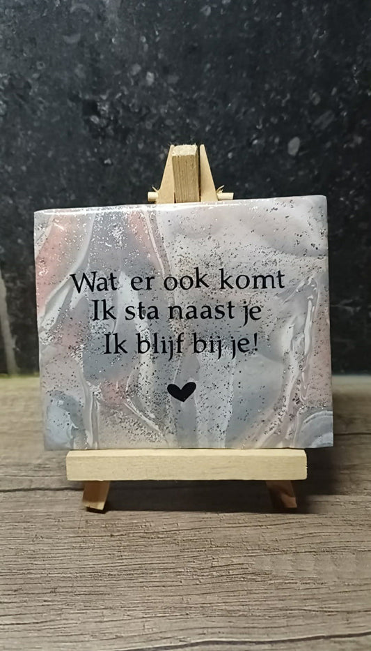 Tegel uit polymeerklei en epoxy met tekst in houder