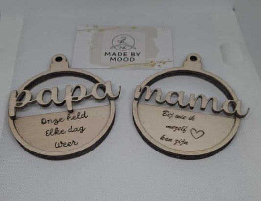 Houten kerstbalhanger 'mama' 'papa'